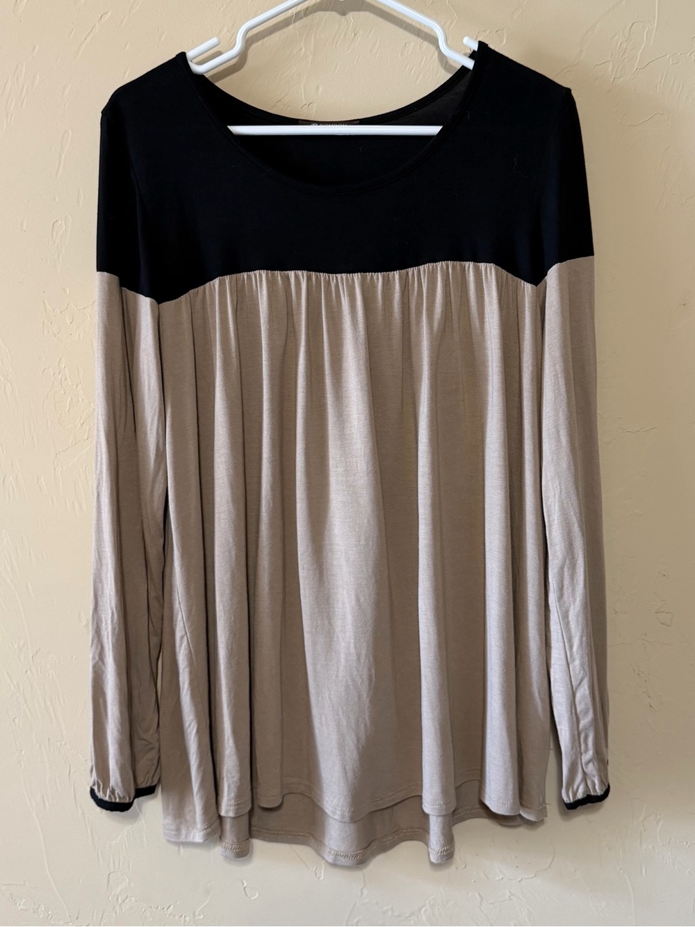 Two-Tone Scoop Neck Long Sleeve Top in Black and Taupe